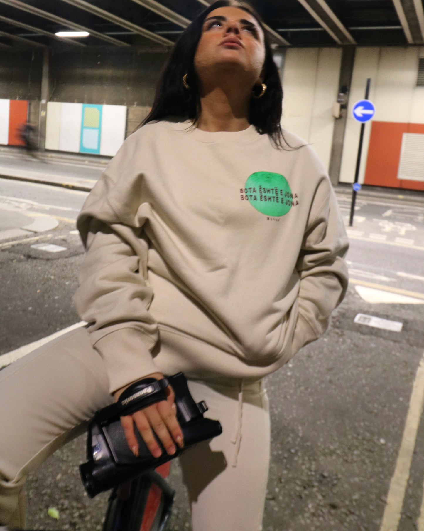 Bota Është e Jona - Organic Crewneck Unisex Sweatshirt