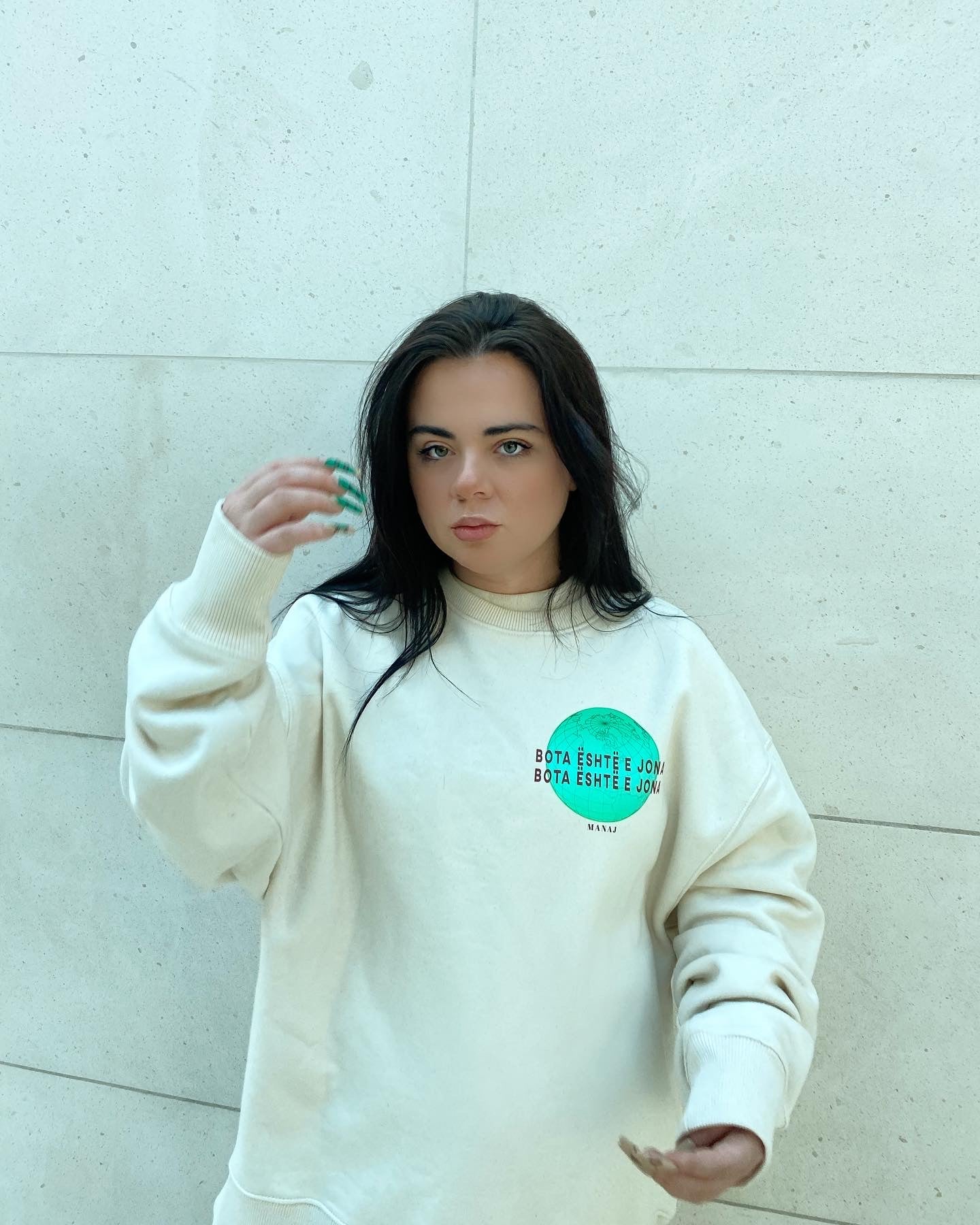 Bota Është e Jona - Organic Crewneck Unisex Sweatshirt